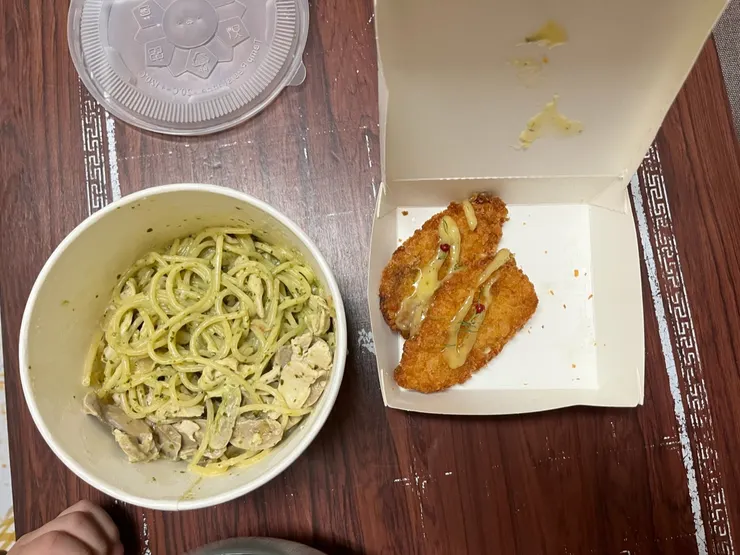 青醬奶油雞肉麵、炸魚柳條。媽媽就是只能吃小孩分完的生菜🤷♀️。