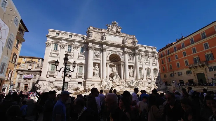 羅馬許願池前，標準的「萬頭鑽動」奇觀!