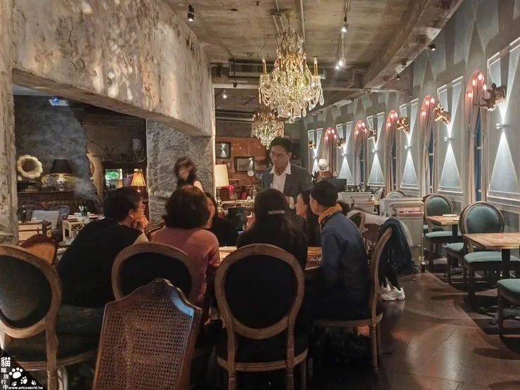 講師會後在現場與參與者聊天ing