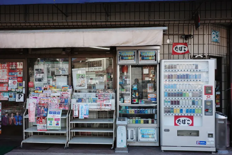 對街居然有這種，以前在動畫裡面才看得到的轉角香菸鋪跟書報店