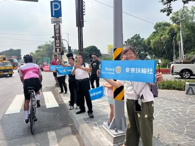 麥寮扶輪社的加油團