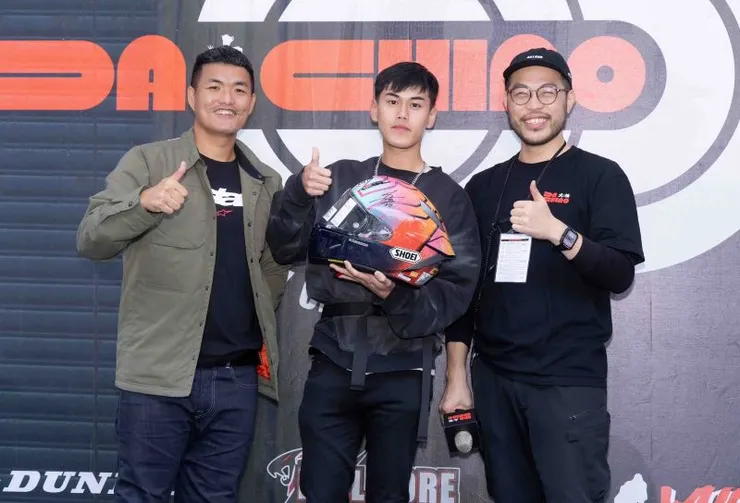 ▲由大橋主理人謝岷澔親自於賽場帶回的MotoGP 9冠王Marc Márquez的親簽安全帽，民眾抽中十分欣喜。