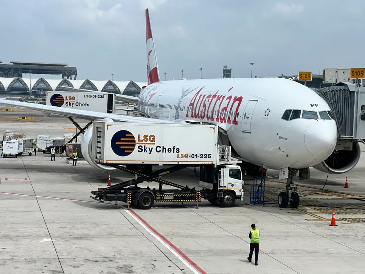 OS015 (B777-200ER),好像是新塗裝,機腹不是藍色