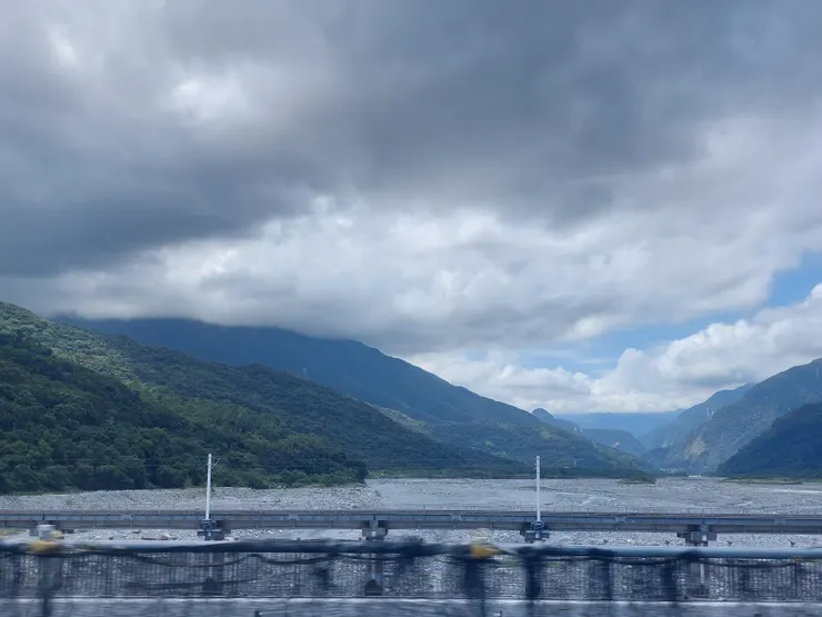 台9線木瓜溪橋上看銅門方向 / 資料來源：我自己