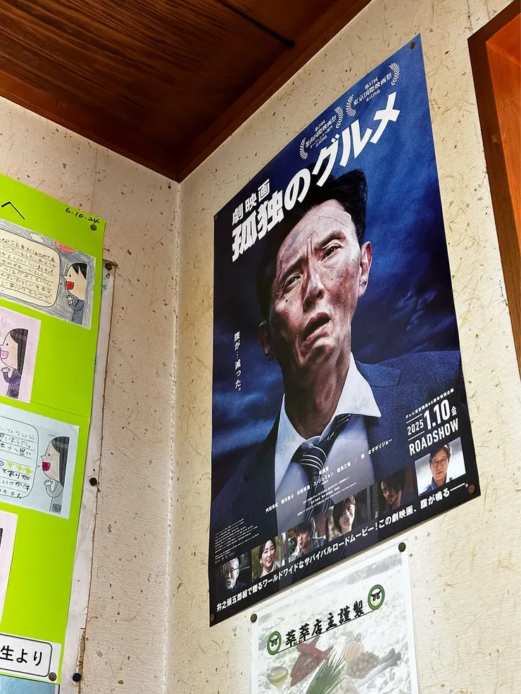 店家也有貼電影版海報支持