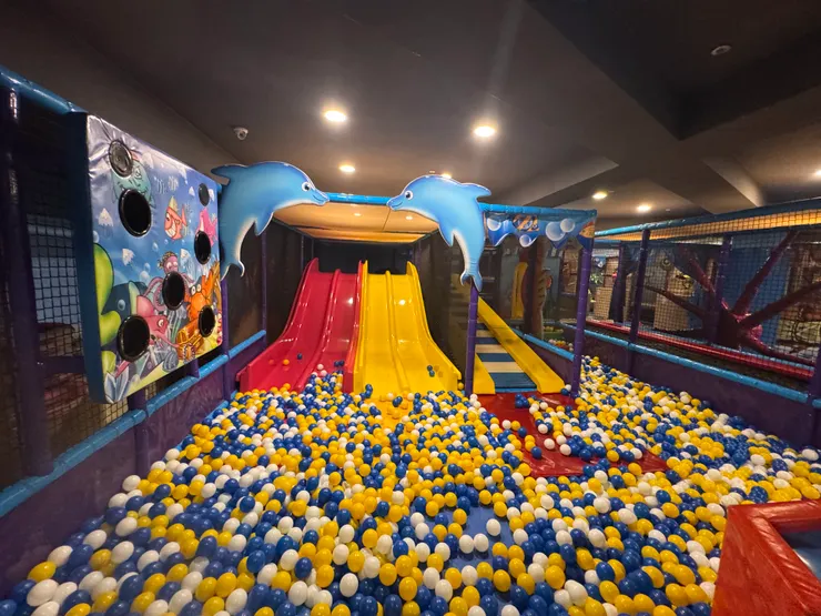 溜滑梯和球池還有後面的障礙跑道都是標配