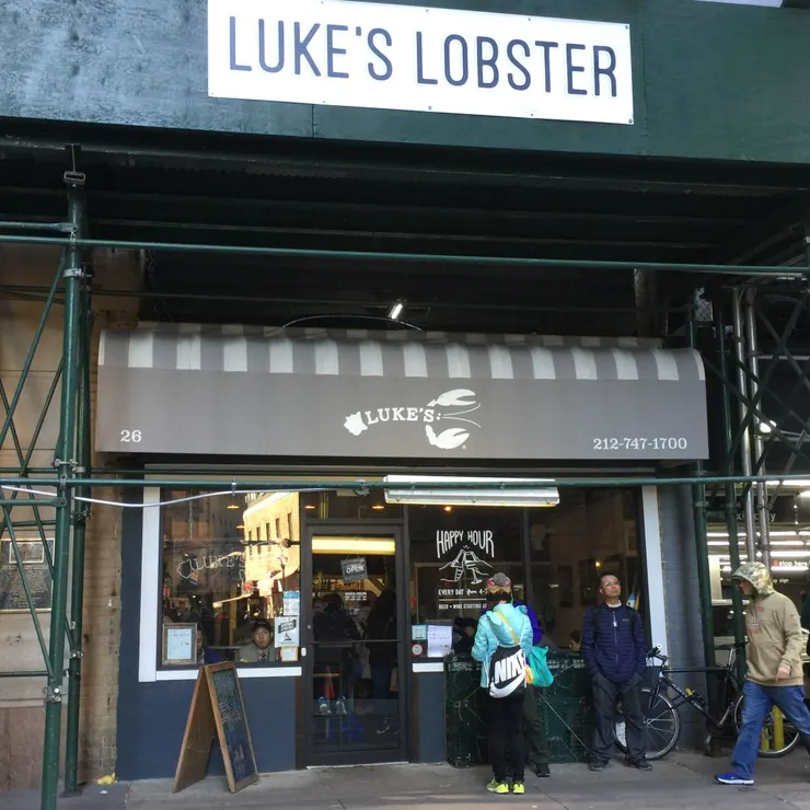 門口的綠色籠子就是專門捕龍蝦用