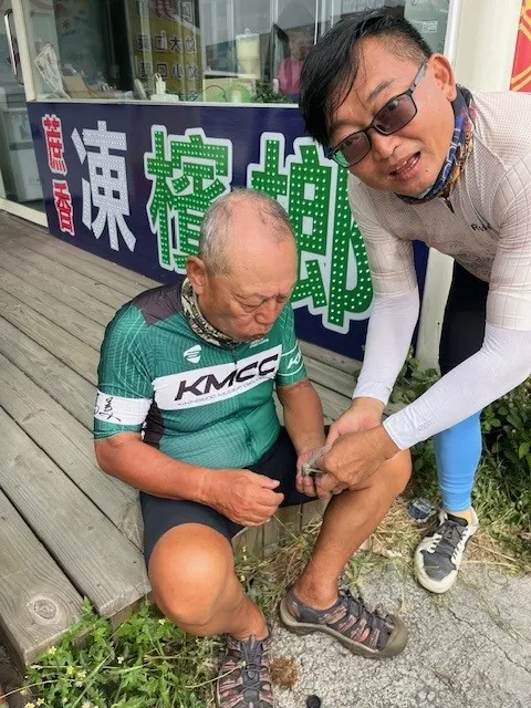 因為我們補給車停在檳榔攤太久，老大及Garden交關一下生意