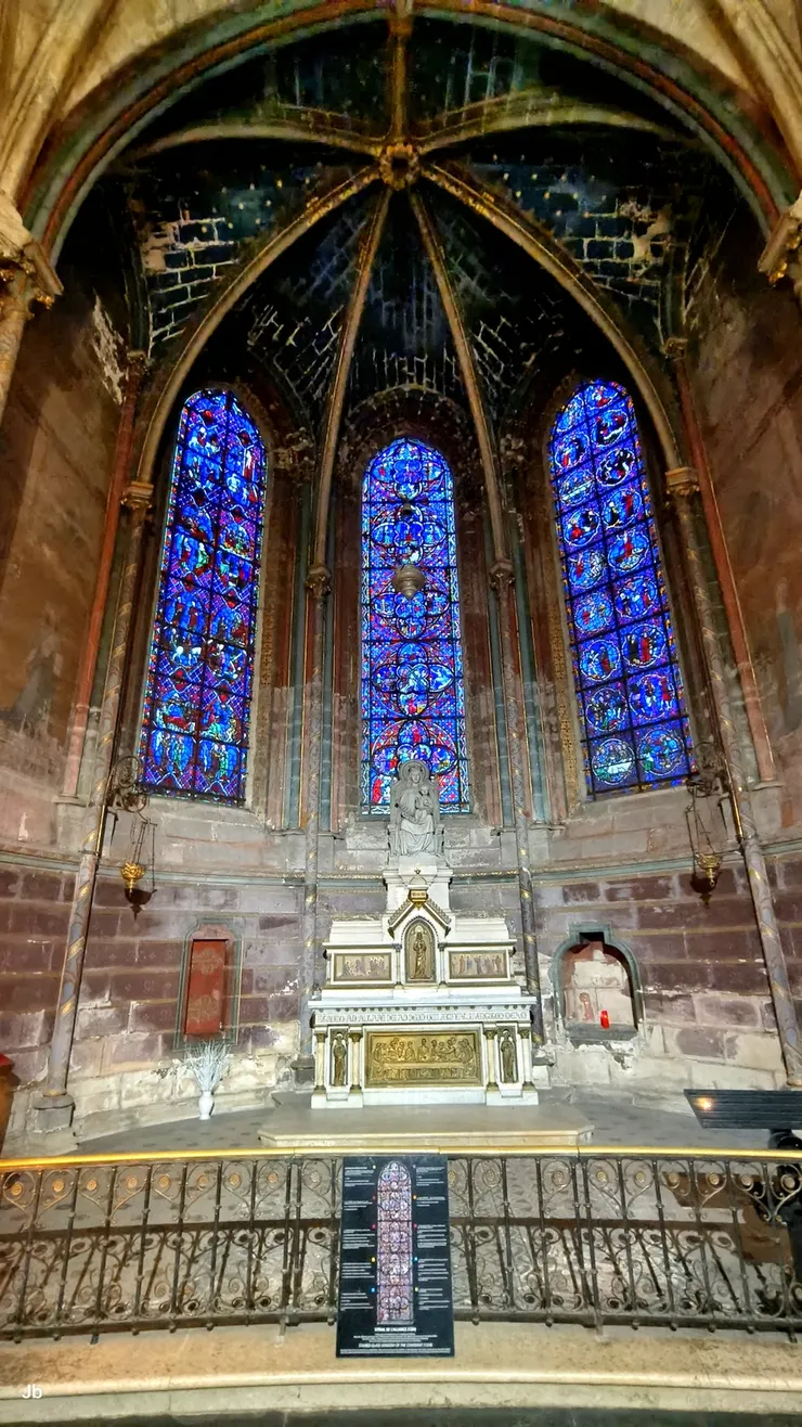 【要光有光彩色玻璃窗令人嘆嗟 仰之彌高無數拱柱連環接穹頂 祭壇與旁廳没繞完腦袋已打結】