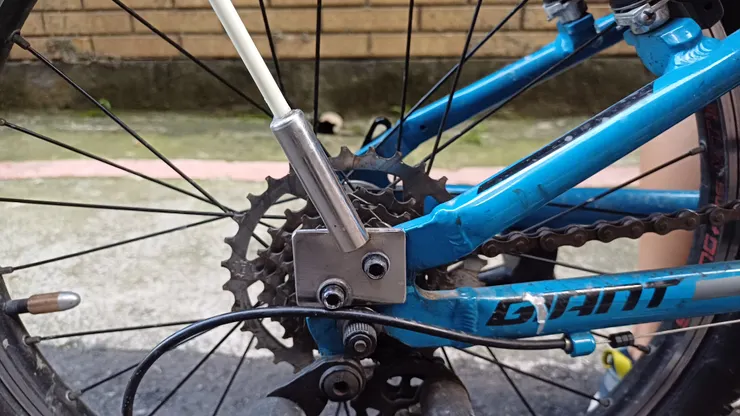 用車架現成的兩個鎖孔,改裝一個旗桿座