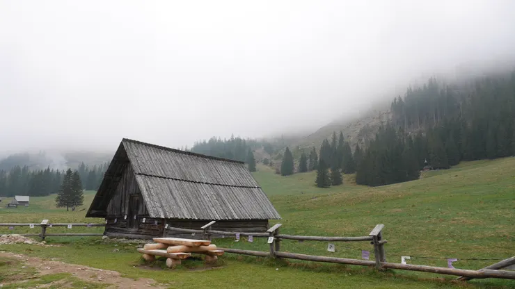 只是一樣天氣不好，看不到山頭上的白雪
