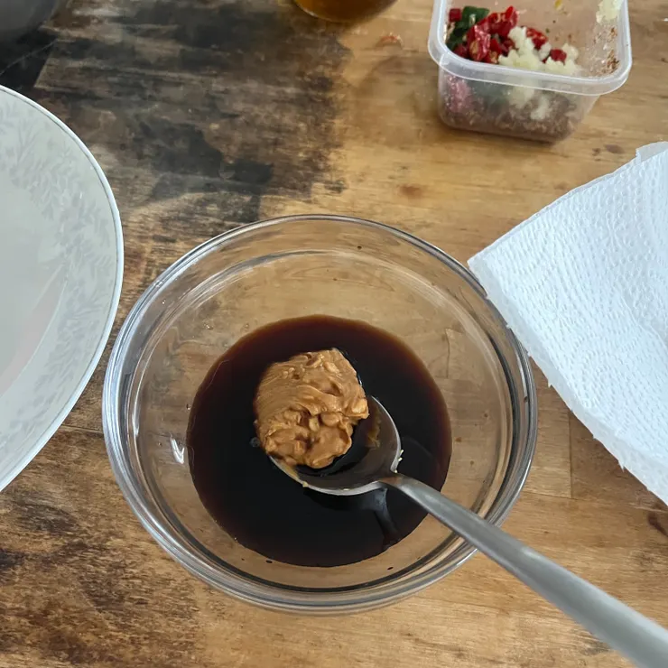 花生醬、醬油、伍斯特醬會有點酸，再加魚露補上東南亞風味跟鮮味