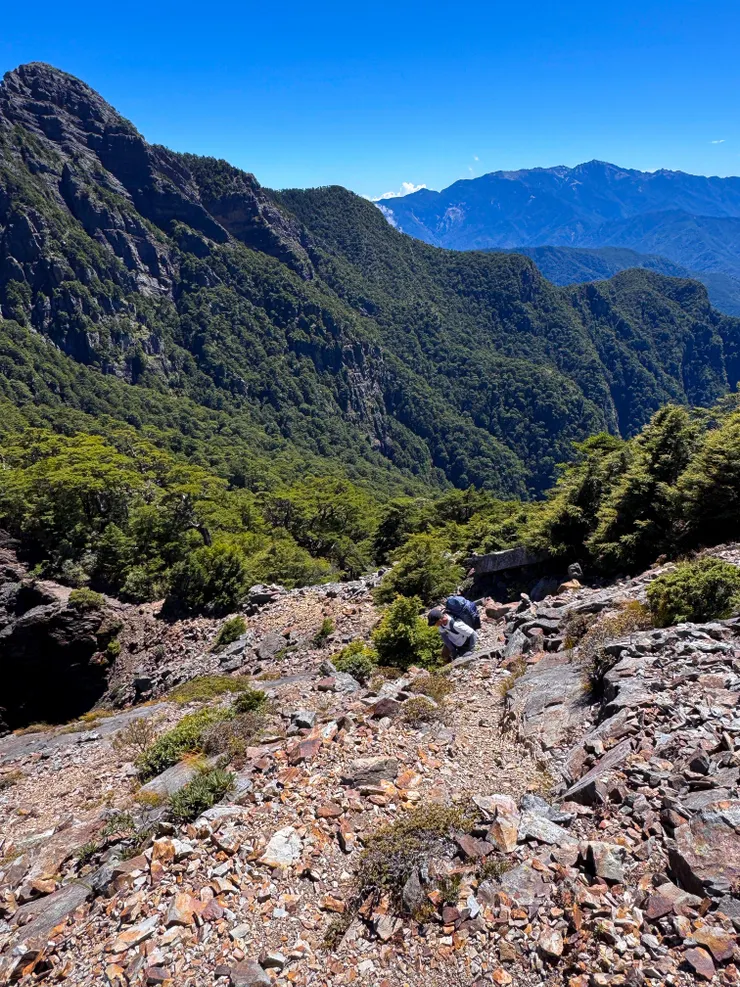 稜線不止有大石頭，還有滑溜溜的沙礫地形，只是只有我覺得滑腳，肯定是我的鞋子底部材質不適合沙礫地形。