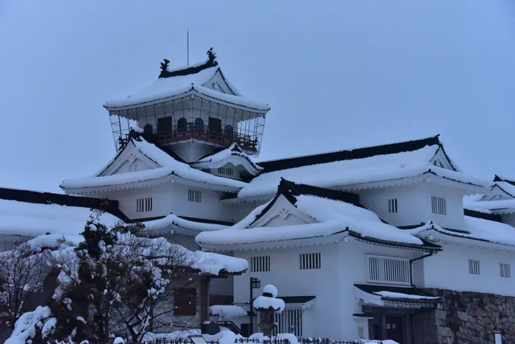 滿載白雪的富山城天守閣