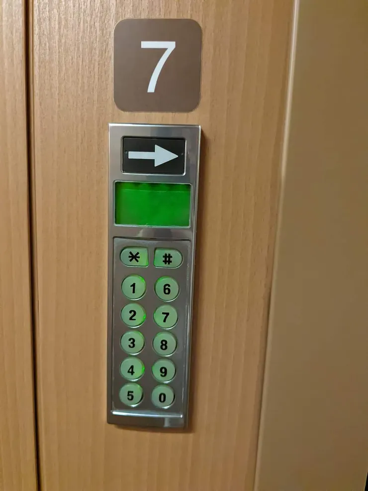 個室房間採自設密碼鎖