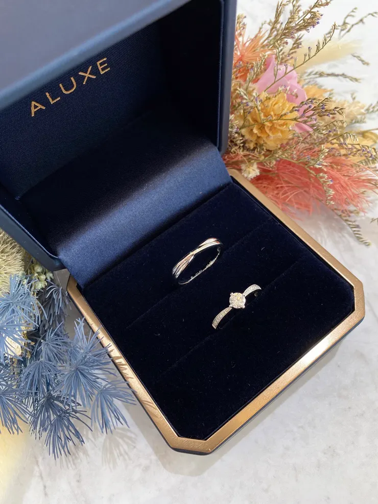 取戒指當天，店員拍的照片XD