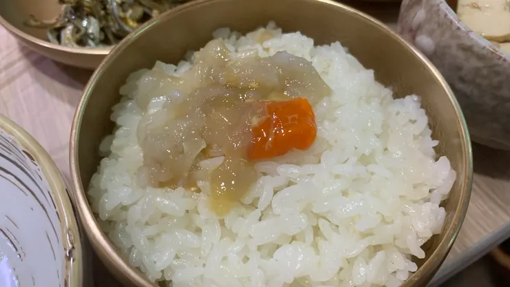 把肉撥下伴進飯內，就可以開始想用啦。