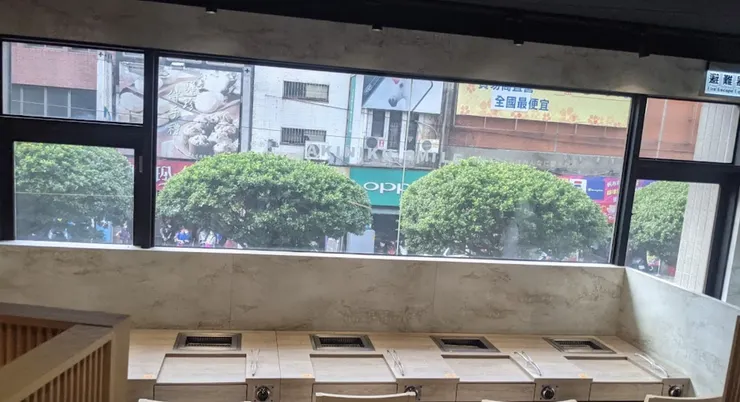 映入眼簾的是一人一爐的燒烤台 很像小學生的座位區 非常迷你