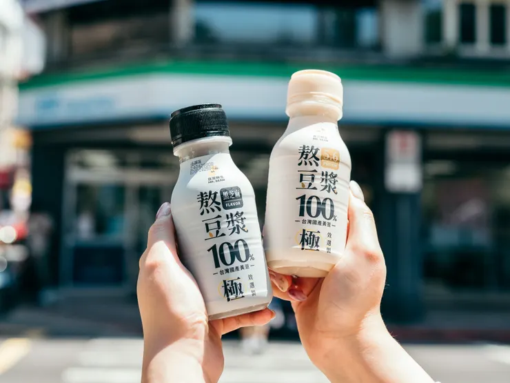 圖說：「豆豆鮮生」熬豆漿，於全家便利商店販售中，分別有原味以及黑芝麻口味，原味更可搭配「全家」餐餐超值配餐促優惠！（資料來源：MR.BEAN豆豆鮮生）