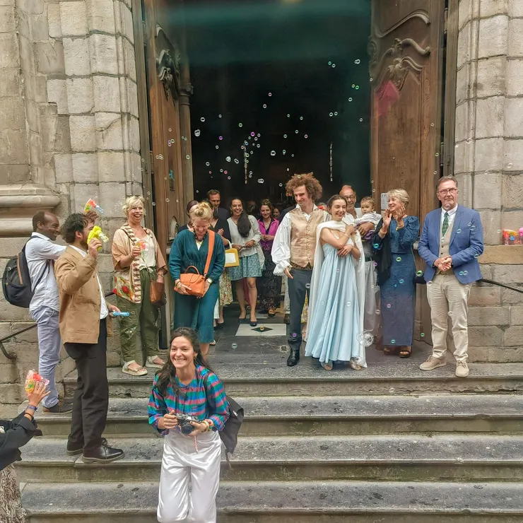 【大巴路線三人一狗已多半踩過 居高臨下新視角拍照也無忌憚！運氣真好，巧遇一場教堂婚禮，從車上才能拍到這樣的角度。】