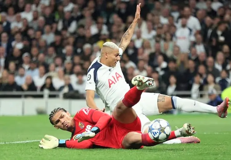 維垃利爾門將撞球入網助熱刺小勝1:0