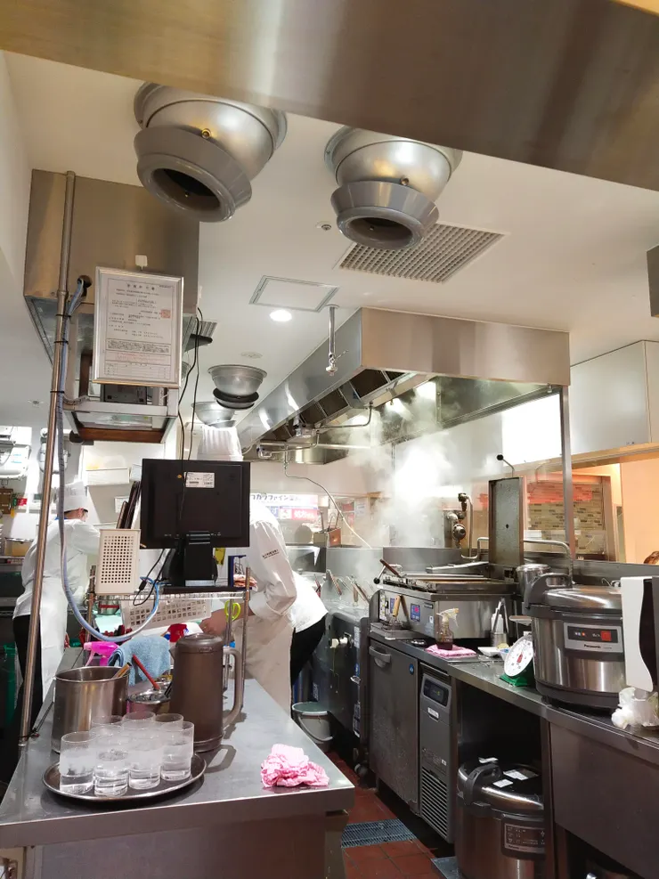 就近能看到工作人員備餐的情形