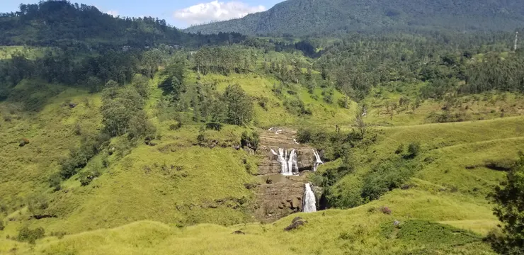 田野中的瀑布，很壯觀