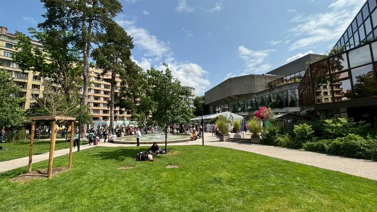 Bonlieu 外的影展服務台／Jesse 攝影