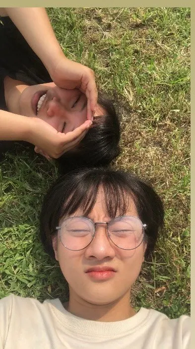 這是南區浸信會的運動會，我跟明輝躺在草地上，原本想拍出很青春的草地照，但不知道為甚麼變成這樣