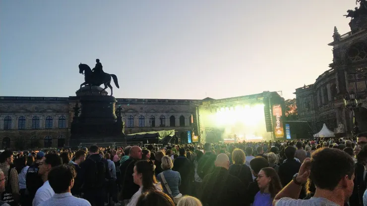 現場超多表演舞台