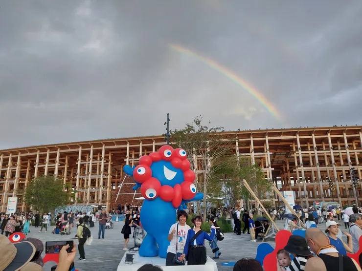 西側入口吉祥物 剛好看見雙彩虹