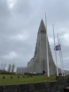 灰濛的顏色很適合哈格里斯姆教堂