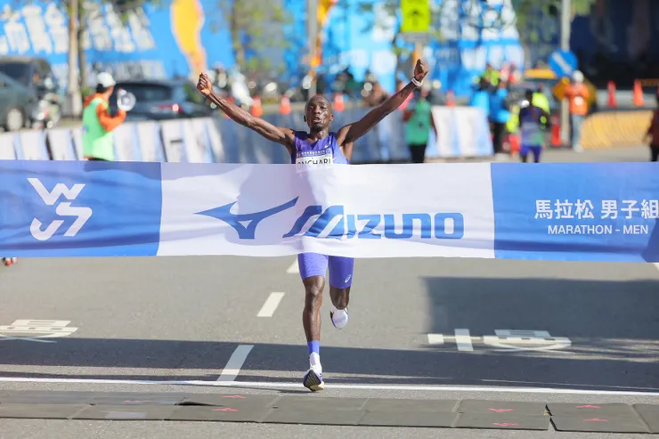 2026新北市萬金石馬拉松，馬拉松男子組肯亞Enock ONCHARI，以2小時12分46秒，奪下冠軍。