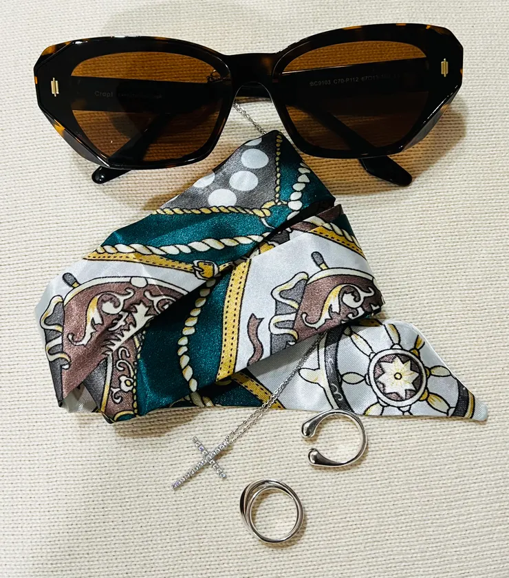 一條小綠花絲巾就能改變基本款的感覺