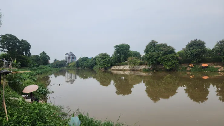 清邁水果街旁的湄平河,有人在釣魚。