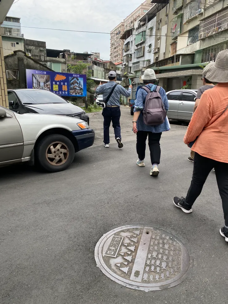 跨越興德路47巷，溪流繼續鑽往公寓之間