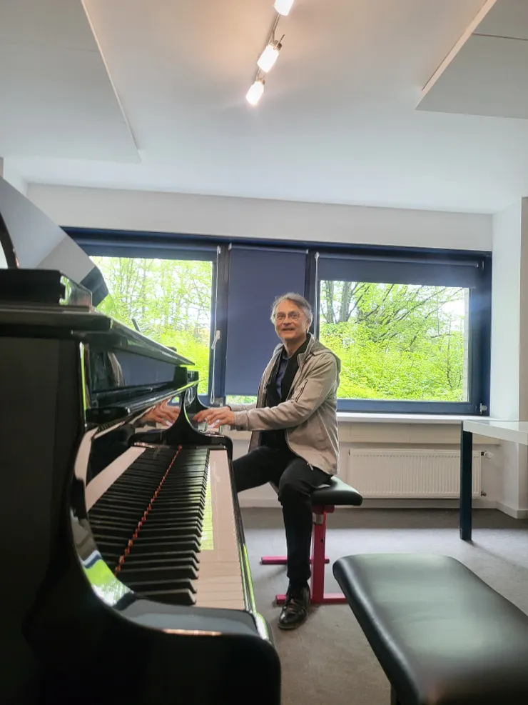 在德國裡的第一場音樂會結束後，國家交響樂團音樂總監準・馬寇爾回到他的母校漢諾威音樂學院。