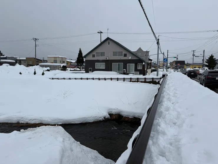 如圖，積雪已經深到與欄杆一樣高了。