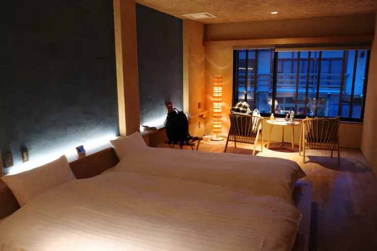 白天和夜晚的房間及窗外景色有不同的氛圍