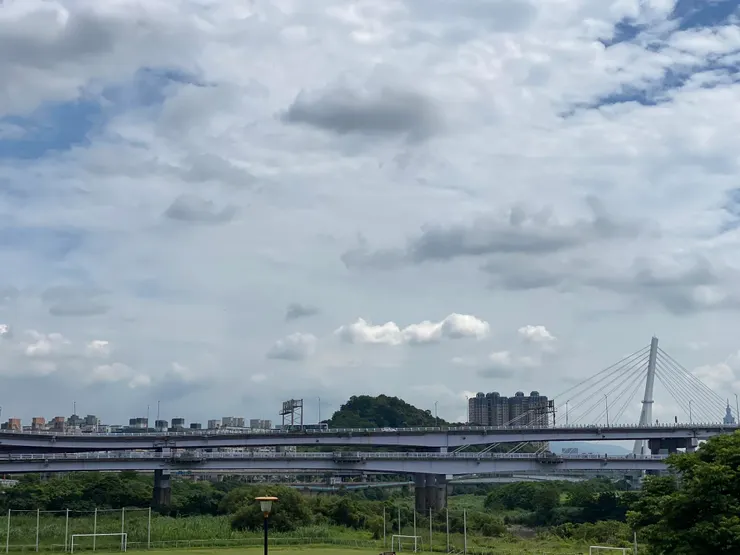 安坑輕軌斜張橋及海拔92m的秀朗尖山