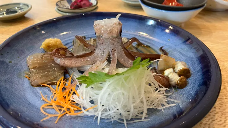 雖然頭已經剩一半,但是腳還是活跳跳。