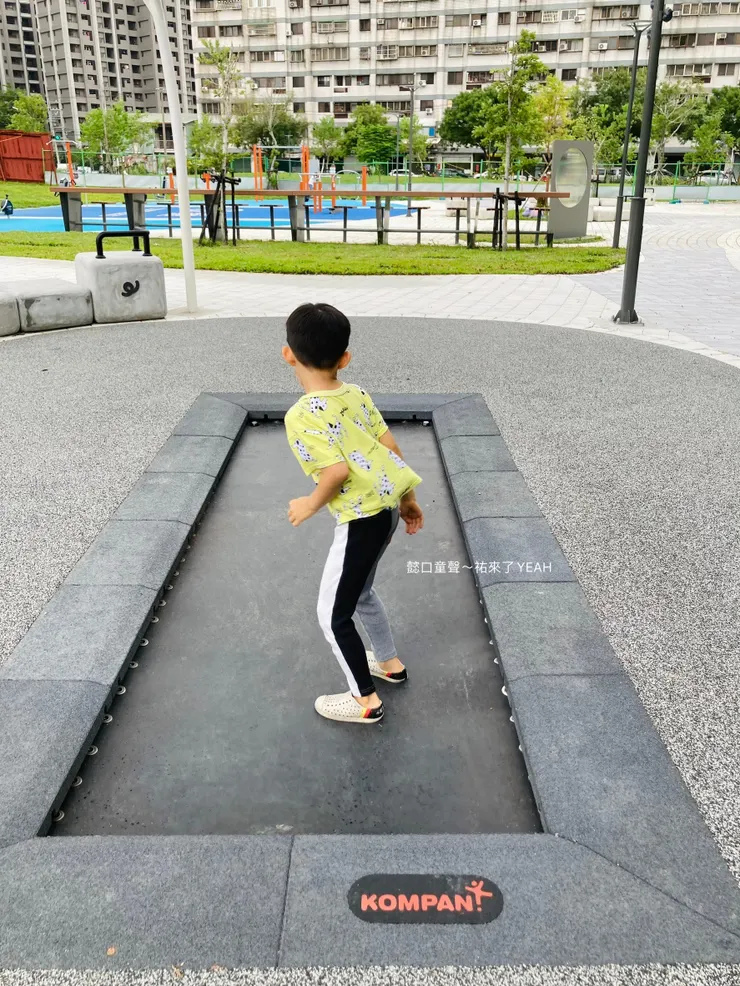 戶外彈跳設備是輪椅族能玩的設施。〔豬事圓滿公園〕