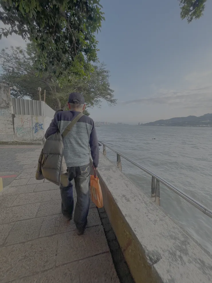 和老爸的淡水午後街頭，曾經我們一家人一起走過，如今看著爸爸孤獨的背影，還好，我還能留下和爸爸的美好回憶。