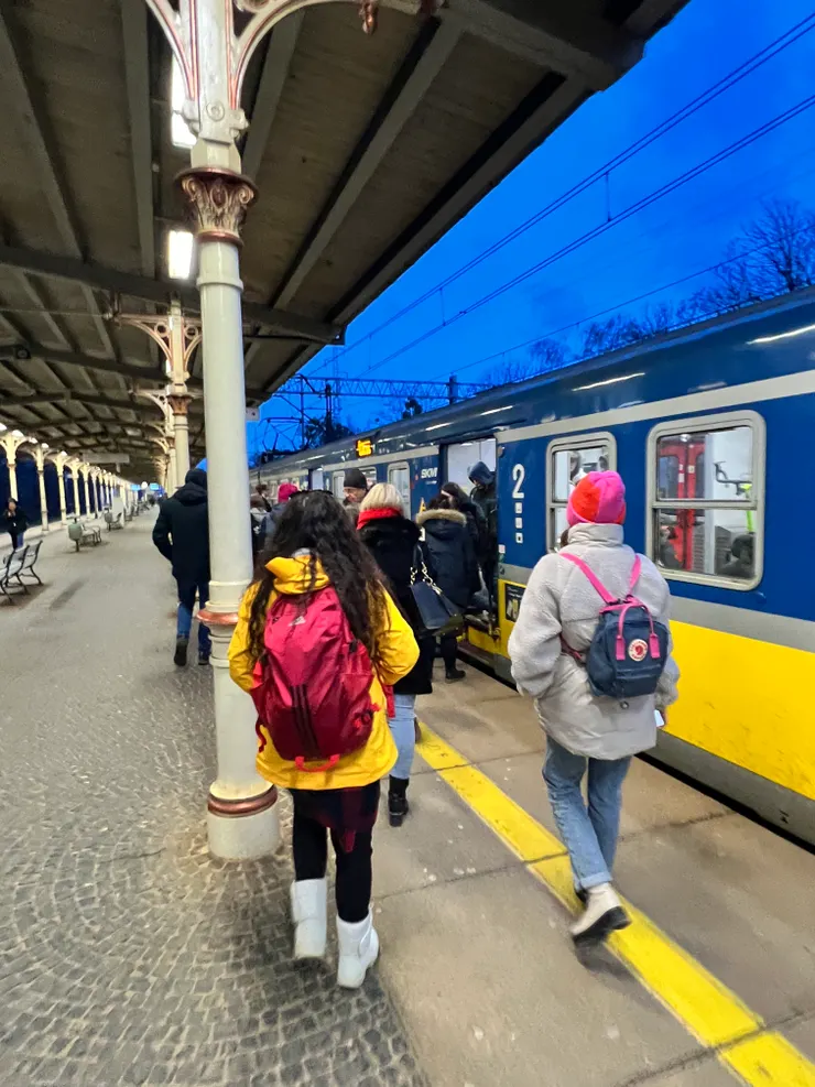 波蘭火車特色，你不知道會停在月台的哪裡，要自己追車廂