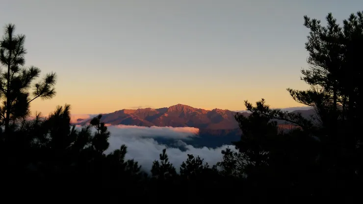 雪山東峰步道眺望南湖群峰夕陽