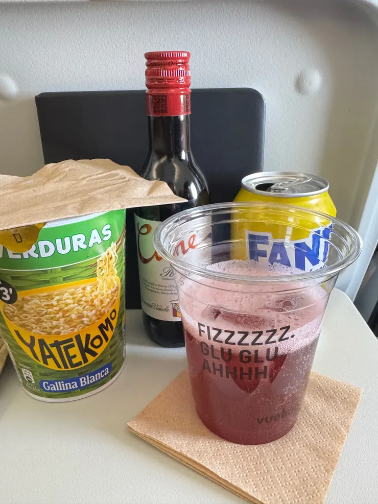 我的機上餐紅酒直接來一小罐加上芬逹橘子汽水有夠好喝！（不收現金只能刷卡）