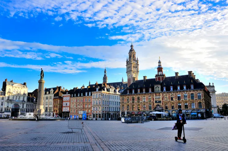 【榮耀的自由女神俯瞰著大廣場 建築宛若永恒惟世人來去匆匆】