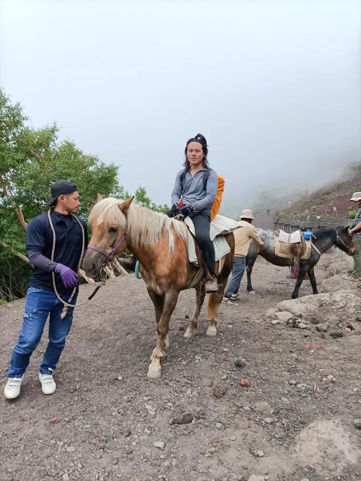 隊中的帥哥在最後兩公里花了2萬日幣棄甲坐上"Uber"，下山之後他連稱值得─在富士山上騎馬的經驗可以說上很多年吧！