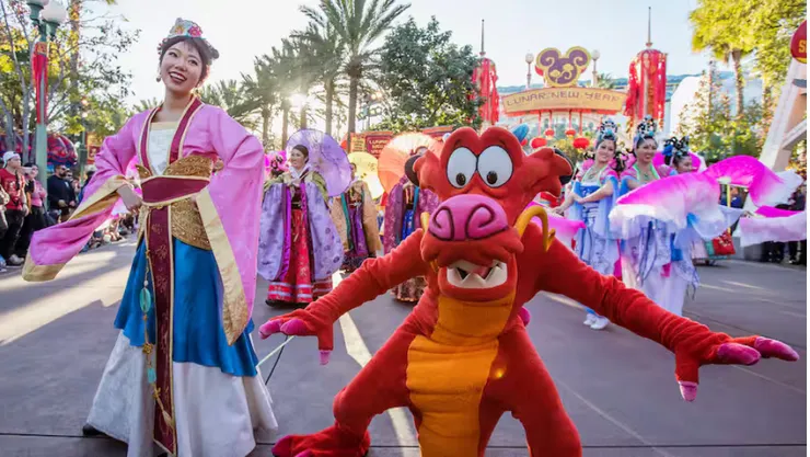 以花木蘭為主題的遊行。