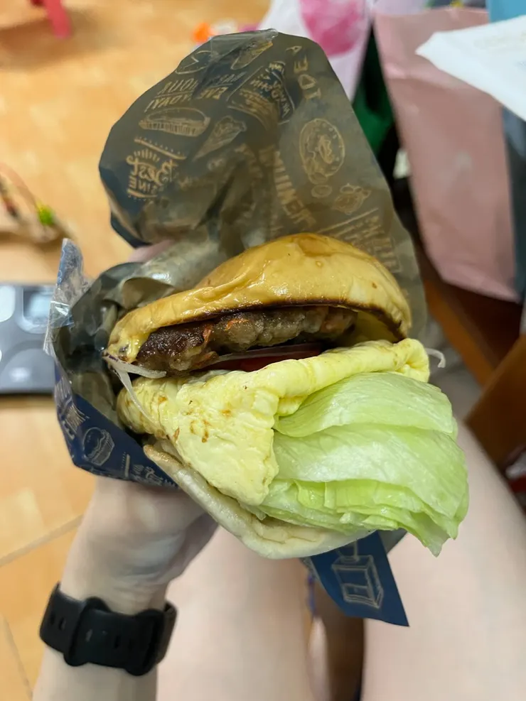 居然是廉價早餐店的漢堡肉！我好久沒看過這種澱粉含量比蛋白質高的廉價肉排了呢！現在連美而美都點不太到了！